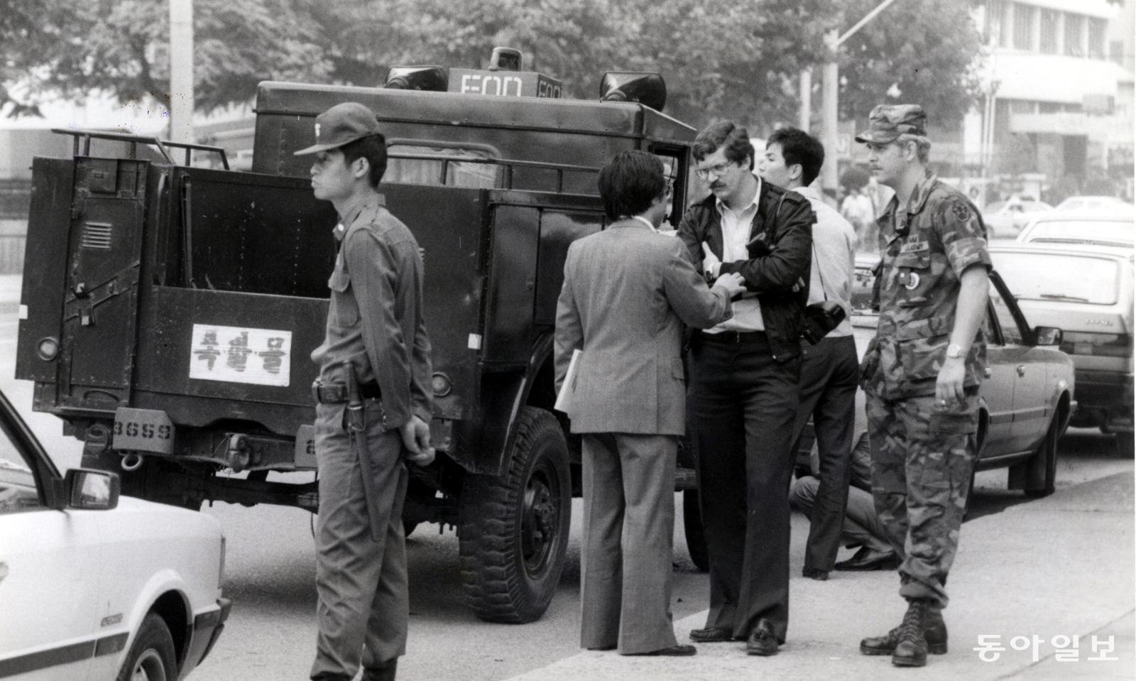 폭발로 아수라장이 된 현장을 출동한 미군이 한국 관계자들과 대책을 의논하고 있다.  동아일보 DB