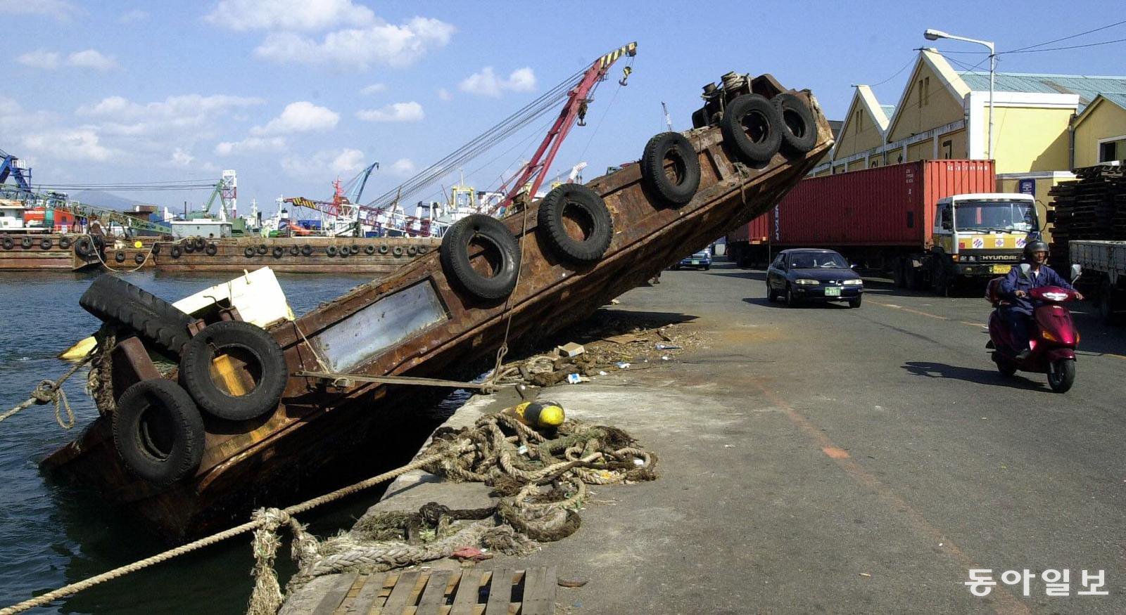 부산 영도구 봉래동 보세창고 앞 해안에 바지선 한 척이 여전히 방치되어 있어 지나는 차량들을 위협하고 있다. 동아일보 DB