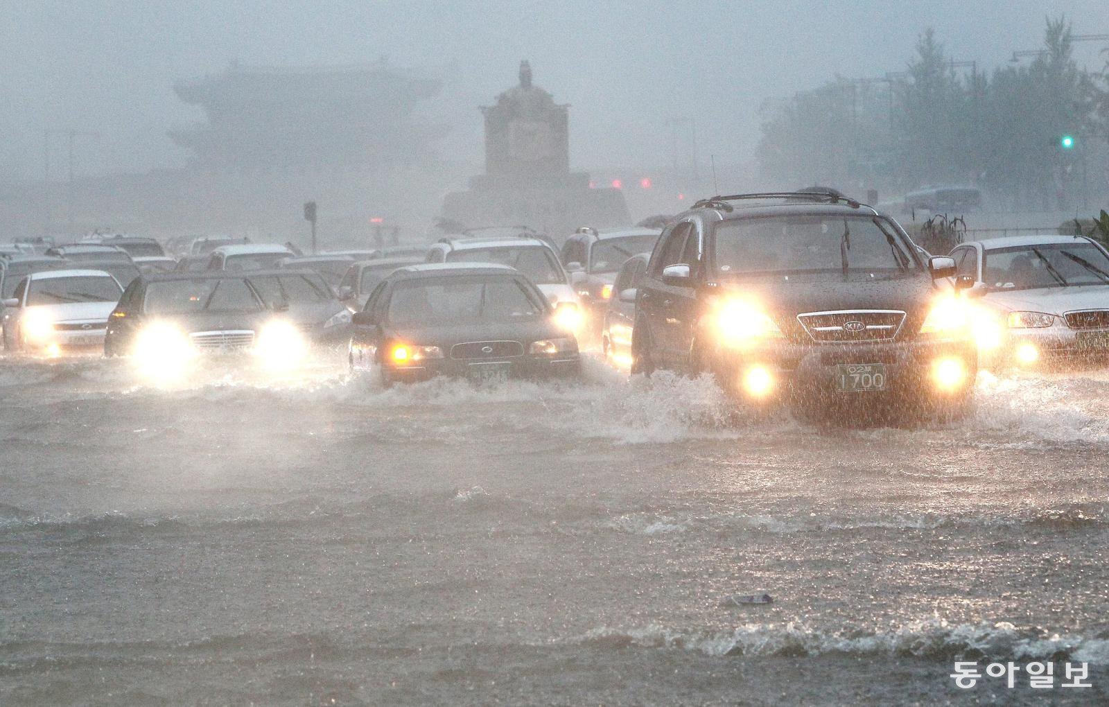 시간당 최고 100㎜에 달하는 기습폭우가 쏟아지면서 광화문 사거리가  물바다가 된 가운데 차량들이 조심스럽게 운행하고 있다. 동아일보 DB