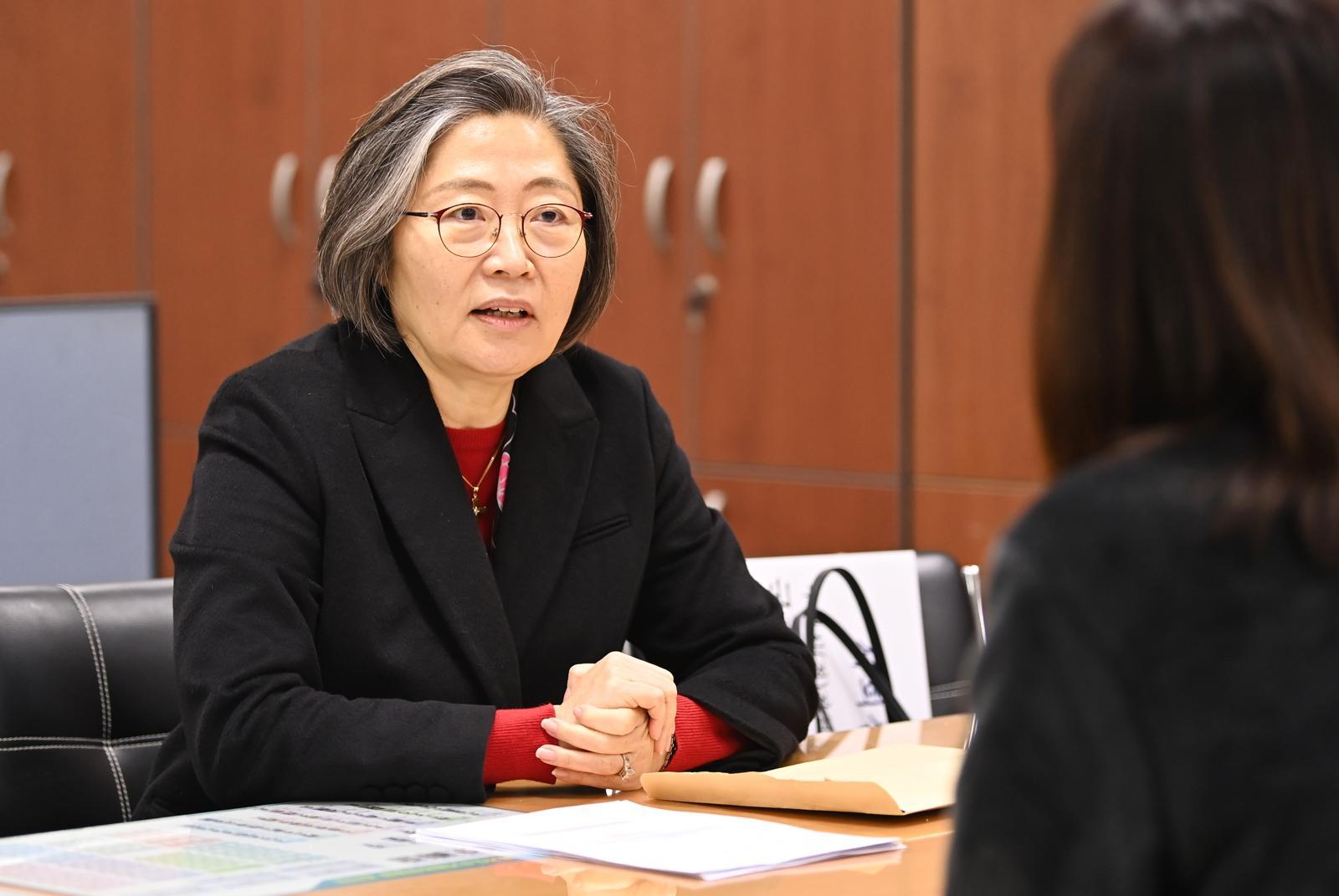 제22대 국회의원선거 예비후보자 등록이 진행중인 13일 경기도 수원시 영통구선거관리위원회에서 수원정 선거구에 출마하는 이수정 경기대학교 교수가 예비후보 등록을 하고 있다. 2023.12.13. 수원=뉴시스