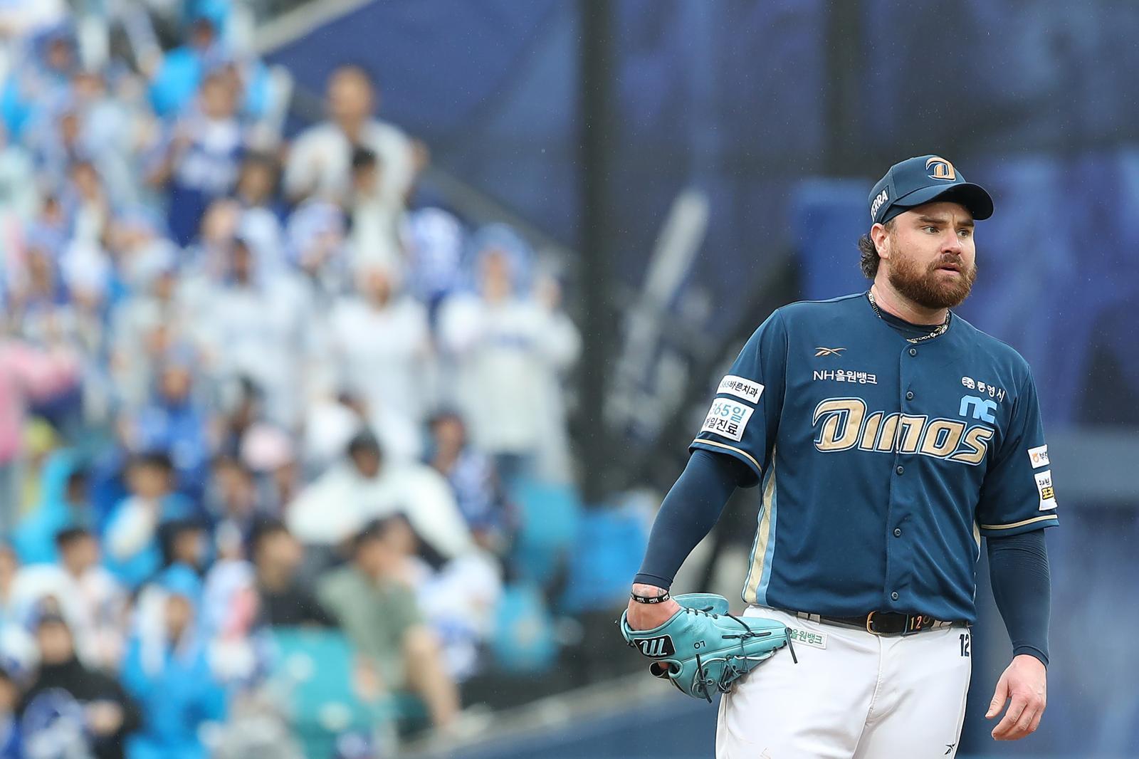 7일 오후 대구 삼성라이온즈파크에서 열린 프로야구 2025 신한 SOL뱅크 KBO 와일드카드 결정전 2차전, 삼성 라이온즈와 NC 다이노스의 경기, 1회말 2사 만루 상황 볼넷으로 이성규와 강민호에게 연속 실점을 허용한 NC 선발 로건이 아쉬워하고 있다. 2025.10.7/뉴스1