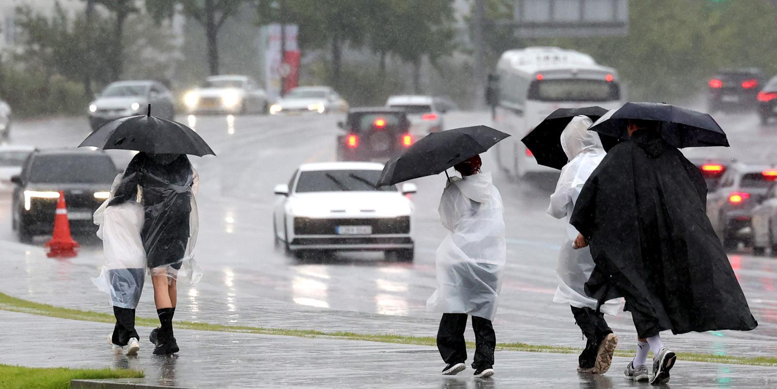 가을비가 내린 28일 오전 서울 종로구 광화문 앞에서 우산을 쓴 시민이 발걸음을 재촉하고 있다. 2025.09.28. 서울=뉴시스