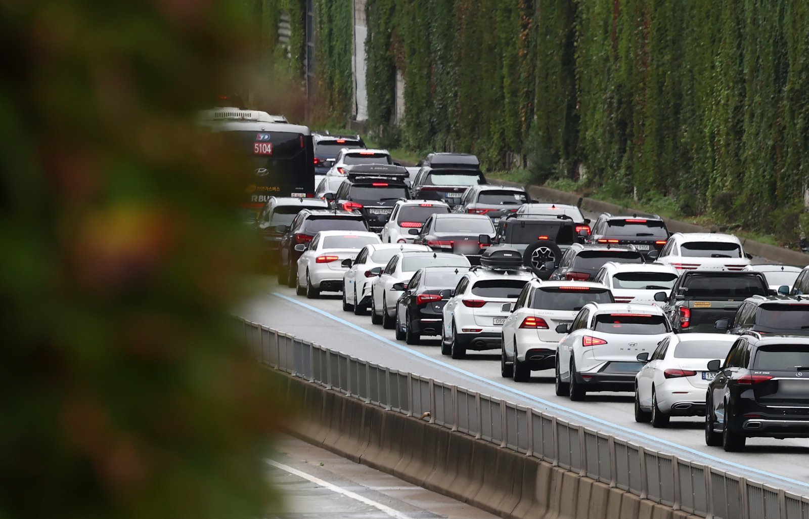 추석 다음 날인 7일 서울 서초구 잠원IC 인근 경부고속도로 하행선 방향 차량들이 서행하고 있다. 한국도로공사는 귀성 방향 정체가 낮 12시~오후 1시, 귀경 방향은 오후 5시~6시 사이에 절정을 이룰 것으로 내다봤다. 귀성 정체는 이날 밤 9~10시, 귀경 정체는 다음날 새벽 2~3시경에 해소될 것으로 전망했다. 2025.10.7/뉴스1
