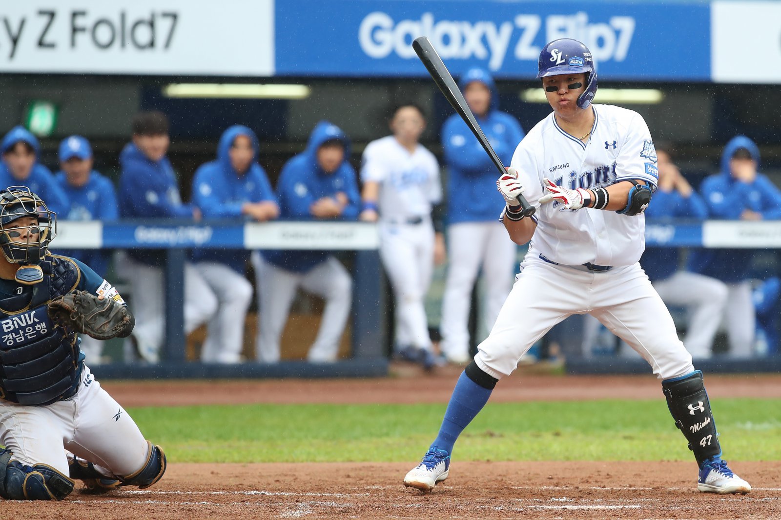 7일 오후 대구 삼성라이온즈파크에서 열린 프로야구 2025 신한 SOL뱅크 KBO 와일드카드 결정전 2차전, 삼성 라이온즈와 NC 다이노스의 경기, 1회말 2사 만루 상황 삼성 7번타자 강민호가 볼넷을 골라내고 있다. 3루주자 구자욱이 홈을 밟아 득점 성공. 2025.10.7/뉴스1