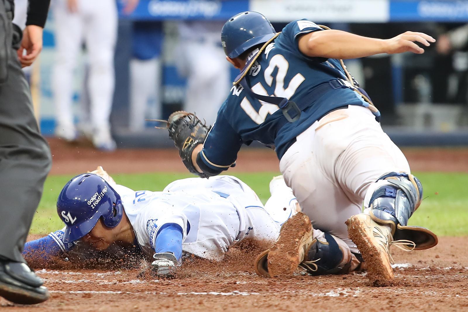 7일 오후 대구 삼성라이온즈파크에서 열린 프로야구 2025 신한 SOL뱅크 KBO 와일드카드 결정전 2차전, 삼성 라이온즈와 NC 다이노스의 경기 8회말 1사 3루 상황 삼성 2번타자 김성윤의 좌익수 희생플라이 타구 때 3루주자 김헌곤이 홈으로 쇄도하고 있다. 비디오 판독 결과 세이프 득점 인정. 2025.10.7/뉴스1