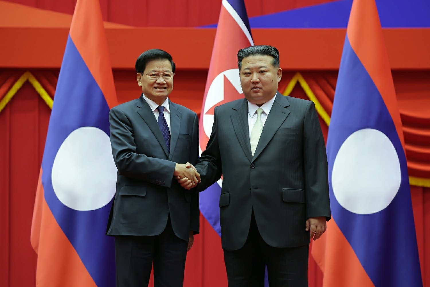 북한 노동당 기관지 노동신문은 8일 “조선노동당 총비서이시며 조선민주주의인민공화국 국무위원장이신 경애하는 김정은동지께서 10월 7일 조선노동당창건 80돐(주년) 즈음하여 우리 나라를 축하방문하고있는 라오스인민혁명당 중앙위원회 총비서이며 라오스인민민주주의공화국 주석인 통룬 씨쑤릿(시술릿) 동지와 회담하시였다”고 보도했다. 평양 노동신문=뉴스1 =