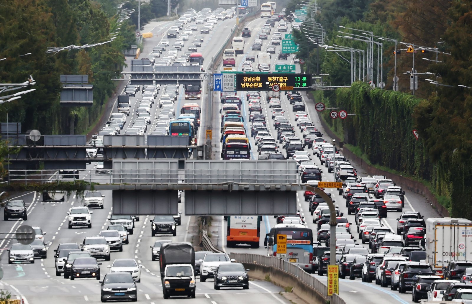 추석 다음 날인 7일 서울 서초구 잠원IC 인근 경부고속도로 상행선(왼쪽)·하행선 방향 차량들이 서행하고 있다. 2025.10.7 뉴스1