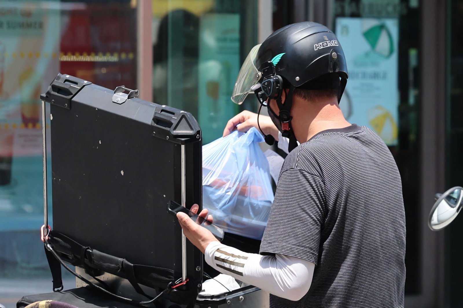 19일 서울 시내 식당가에서 배달라이더들이 음식을 배달하고 있다. 2025.06.19 뉴시스