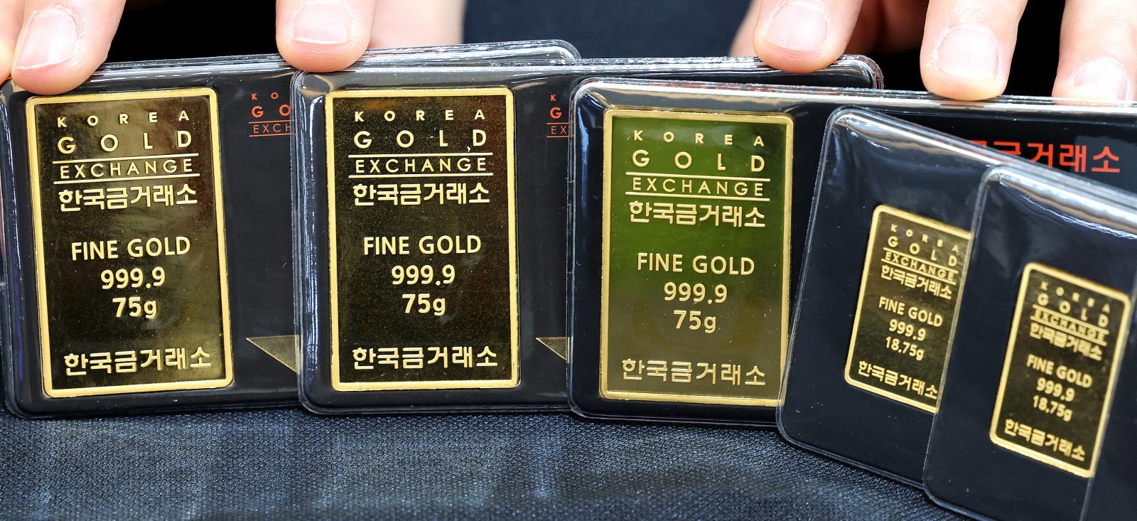 서울 종로구 한국금거래소에서 직원이 골드바를 정리하고 있다. 2025.9.30 뉴스1