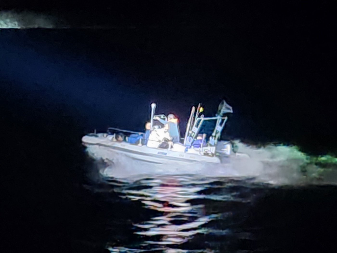 6일 중국에서 충남 태안군으로 밀입국을 시도하던 소형보트가 서해상으로 도주하고 있다. 태안해양경찰서 제공
