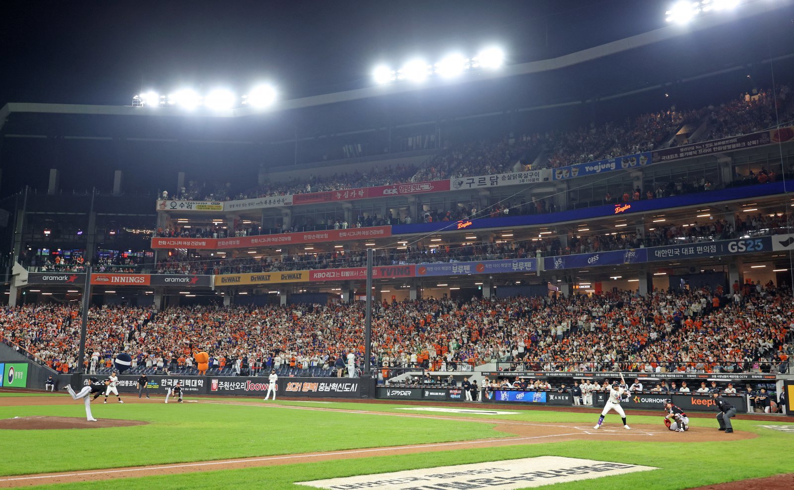 29일 대전 중구 한화생명볼파크에서 열린 2025 KBO리그 LG 트윈스와 한화 이글스의 경기, 한화가 7-0으로 앞선 가운데 만원 관중을 이루고 있다.  2025.09.29 대전=뉴시스