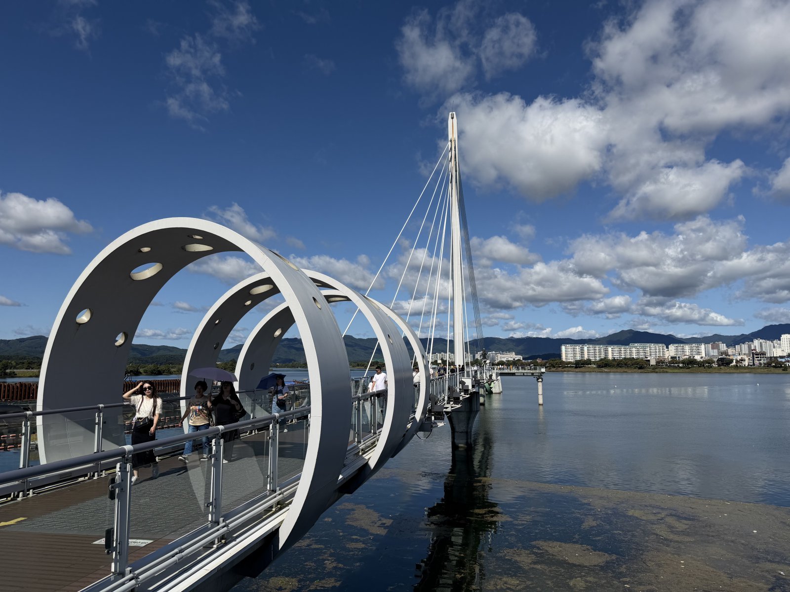 추석 연휴 엿새째인 8일 관광객들이 춘천 소양강스카이워크를 걸으며 추억을 남기고 있다. 뉴스1
