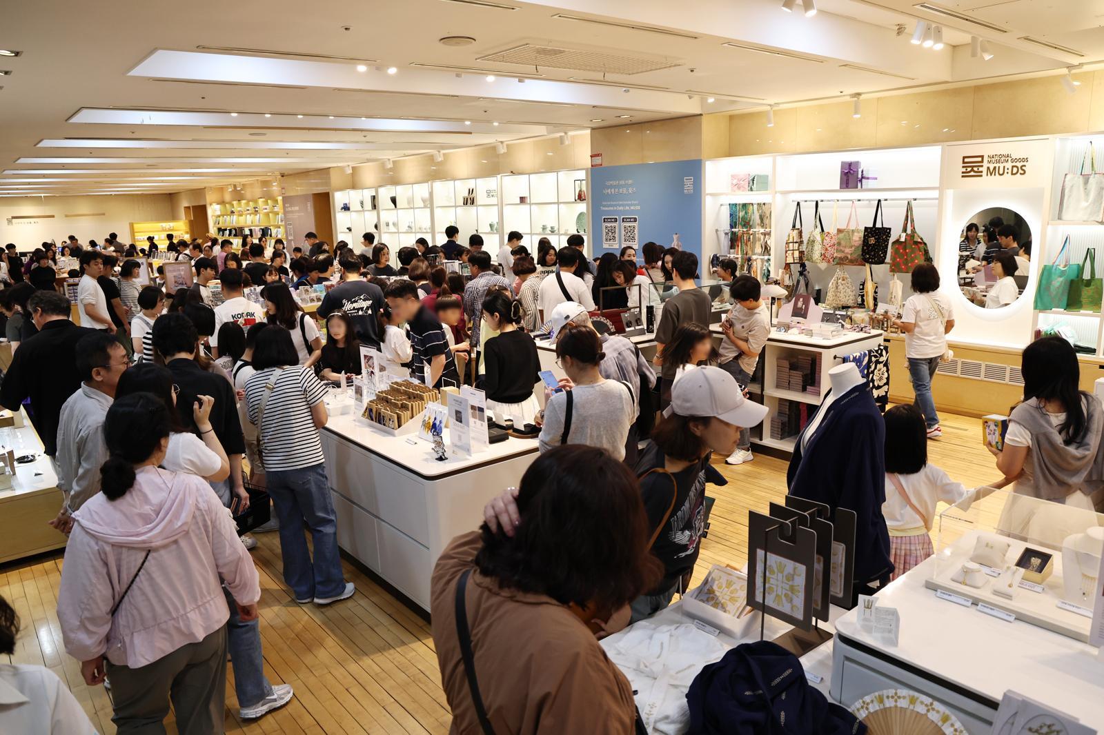 10월 8일 서울 용산구 국립중앙박물관 공식 굿즈 매장 ‘뮷즈샵’이 관람객들로 붐비고 있다. 뉴스1