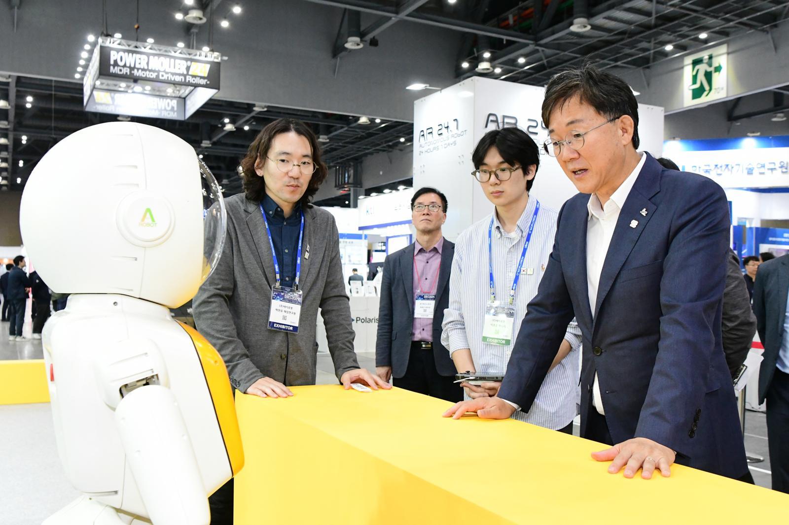 이민근 안산시장이 지난해 10월 고양시 킨텍스에서 열린 ‘2024 로보월드’에서 지역 업체가 운영하는 로봇 기업 부스를 찾아 기업인을 격려하고 있다. 안산시 제공