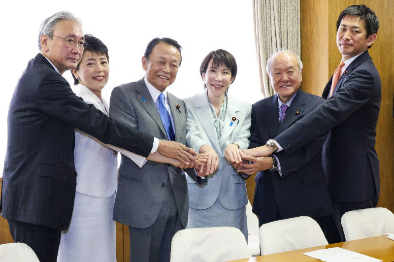 4일 일본 집권 자민당 총재로 선출된 다카이치 사나에 총재(왼쪽에서 네 번째)가 7일 도쿄 당사에서 간부 인사를 단행한 후 이들과 손잡고 있다. 왼쪽부터 후루야 게이지 선거대책위원장, 아리무라 하루코 총무회장, 아소 다로 부총재 겸 전 총리, 다카이치 총재, 아소 부총재의 손아래 처남인 스즈키 슌이치 간사장, 고바야시 다카유키 정무조사회장. 도쿄=AP 뉴시스