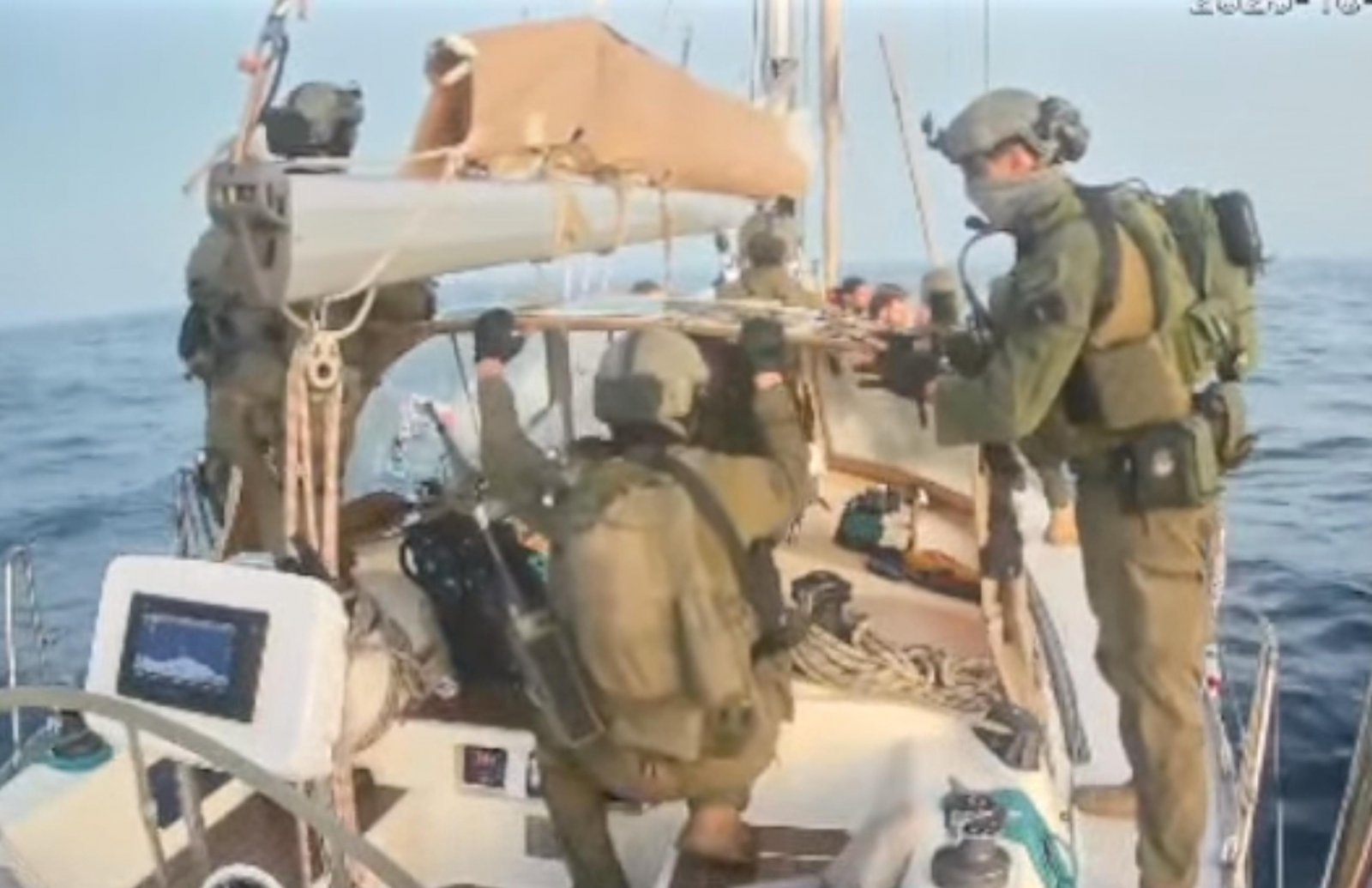국제 구호선단 ‘글로벌 수무드 플로틸라’(GSF)가 2일(현지 시간) 공개한 영상 사진에 이스라엘 해군 병사들이 가자지구 해안으로 접근하던 GSF 선박에 승선하고 있다. 가자지구 구호를 위한 GSF는 약 50척의 민간 선박과 40개국 500여 명의 자원봉사자로 구성되어 있다. 2025.10.02 가자지구=AP 뉴시스
