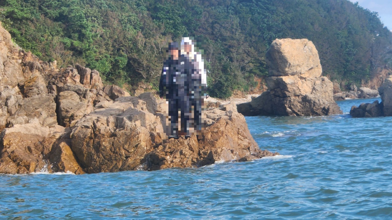 태안 장삼포해수욕장 인근 갯바위에 고립된 낚시객들. 태안해경 제공