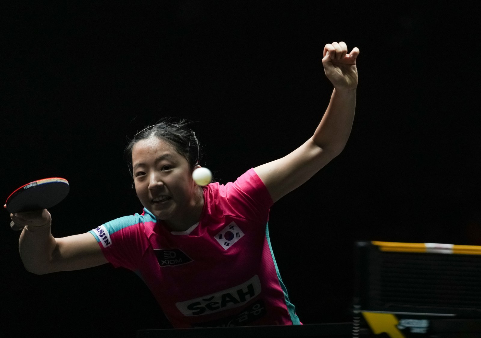 신유빈(17위)이 4일(현지 시간) 중국 베이징에서 열린 2025 월드테이블테니스(WTT) 중국 스매시 여자 단식 준결승에서 왕만위(2위·중국)와 경기하고 있다. 신유빈이 1-4(10-12 11-7 11-13 7-11 7-11)로 패해 결승에 오르지 못했으며 스매시 사상 여자 첫 동메달을 목에 걸었다. 2025.10.05 [베이징=신화/뉴시스