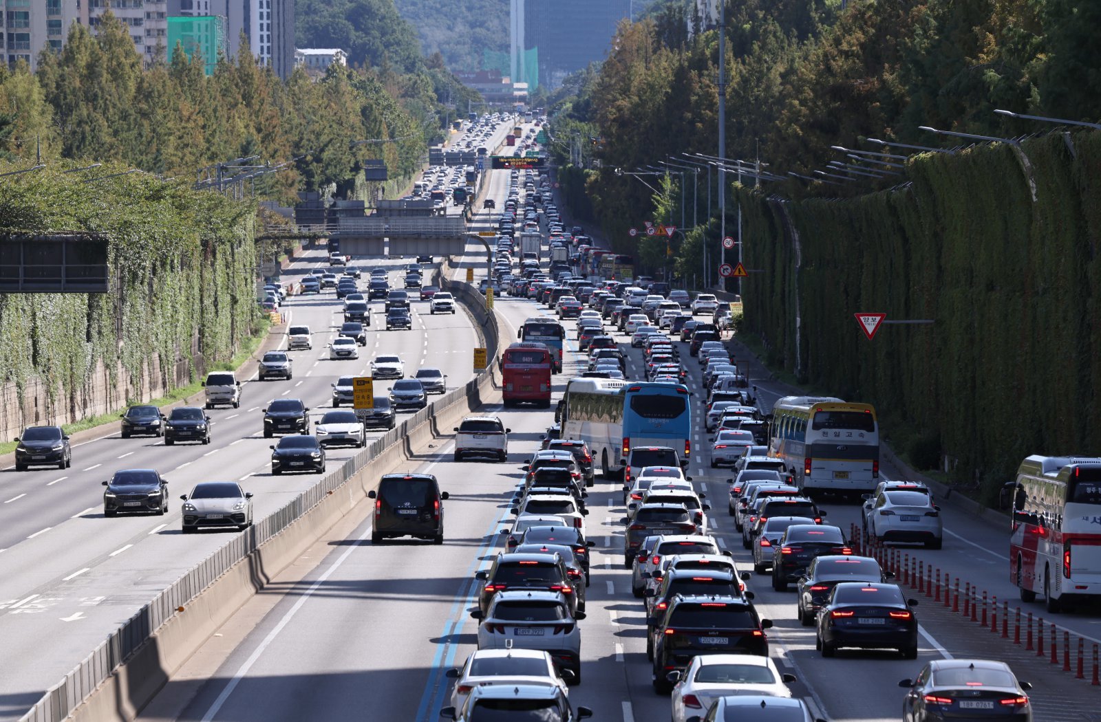 추석연휴 엿새째인 8일 오후 서울 서초구 잠원IC 인근 경부고속도로에서 하행선(오른쪽) 차량들이 서행하고 있다. 2025.10.8 뉴스1