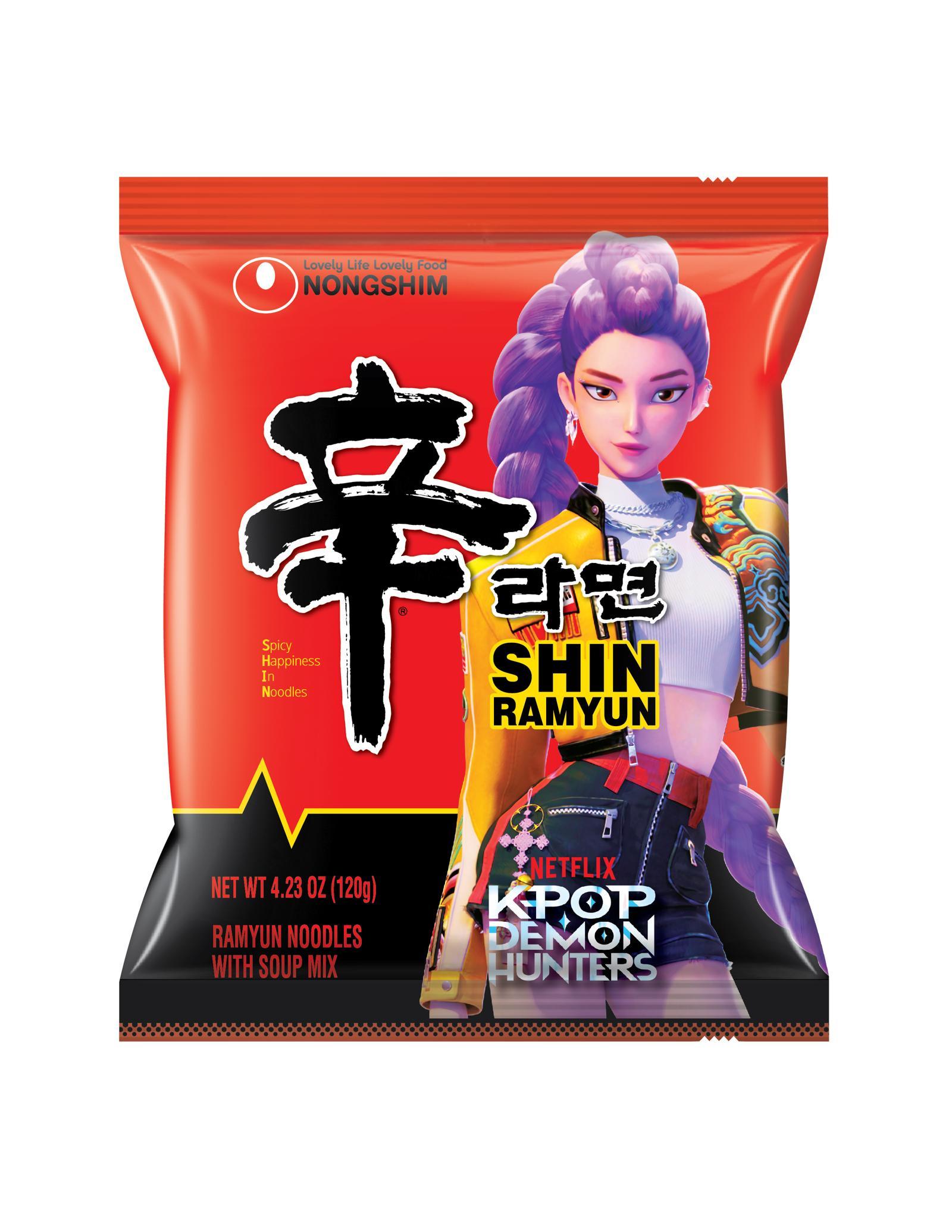 ‘케이팝 데몬 헌터스’ 캐릭터와 함께 포장지에 한글로 ‘라면’이라고 쓴 미국 현지 생산 신라면. 농심 제공