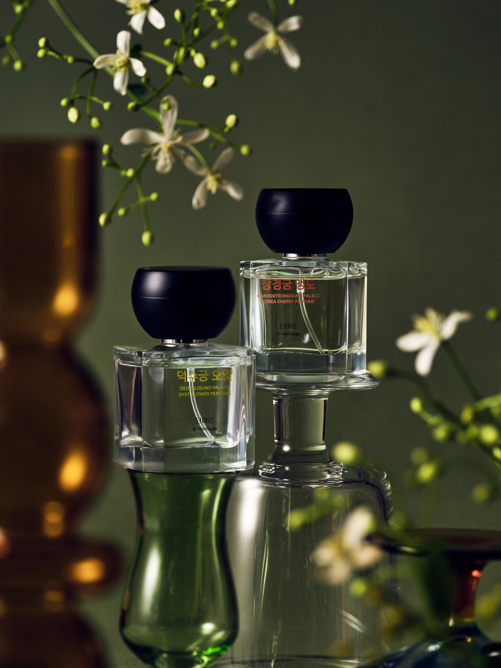 1년여의 기간에 걸쳐 개발된 ‘단미르 궁궐 향수’(아래쪽 사진)는 조선시대 궁궐 화단에 피어 있는 꽃의 향기를 포집해 만들어졌다. 국가유산진흥원·코스맥스 제공