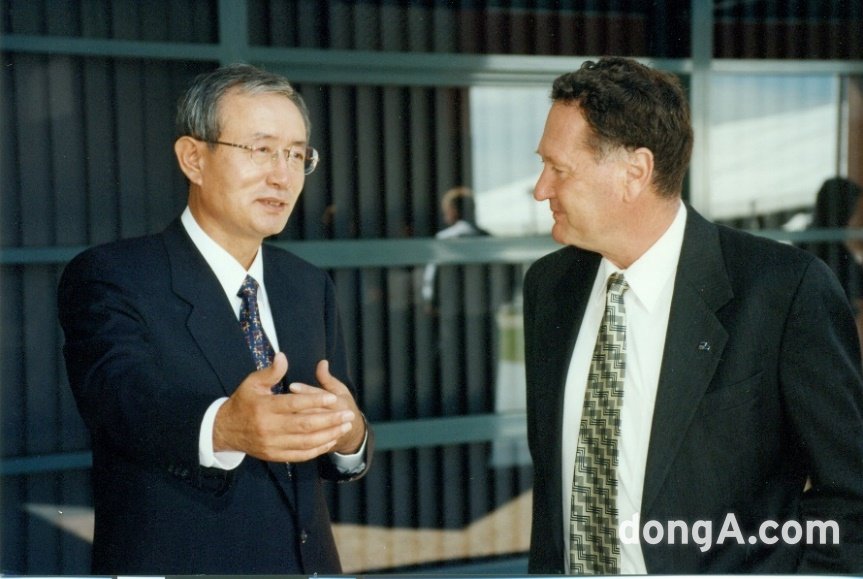 최창걸 고려아연 명예회장(왼쪽)