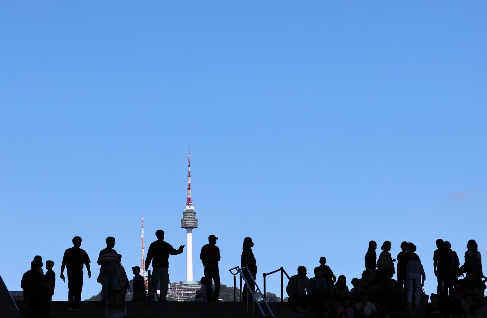 추석연휴 엿새째인 8일 서울 용산구 국립중앙박물관을 찾은 시민들이 맑게 갠 하늘을 바라보고 있다. 2025.10.8/뉴스1