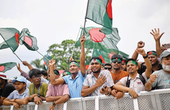 방글라데시 국기를 든 시민들이 8월 5일 ‘7월 봉기’ 1주년을 기념하고 있다. 지난해 7월 시작된 학생 시위는 반정부·반독재 투쟁으로 확대돼 당시 셰이크 하시나 총리가 퇴진 후 인도로 망명했다. 뉴시스