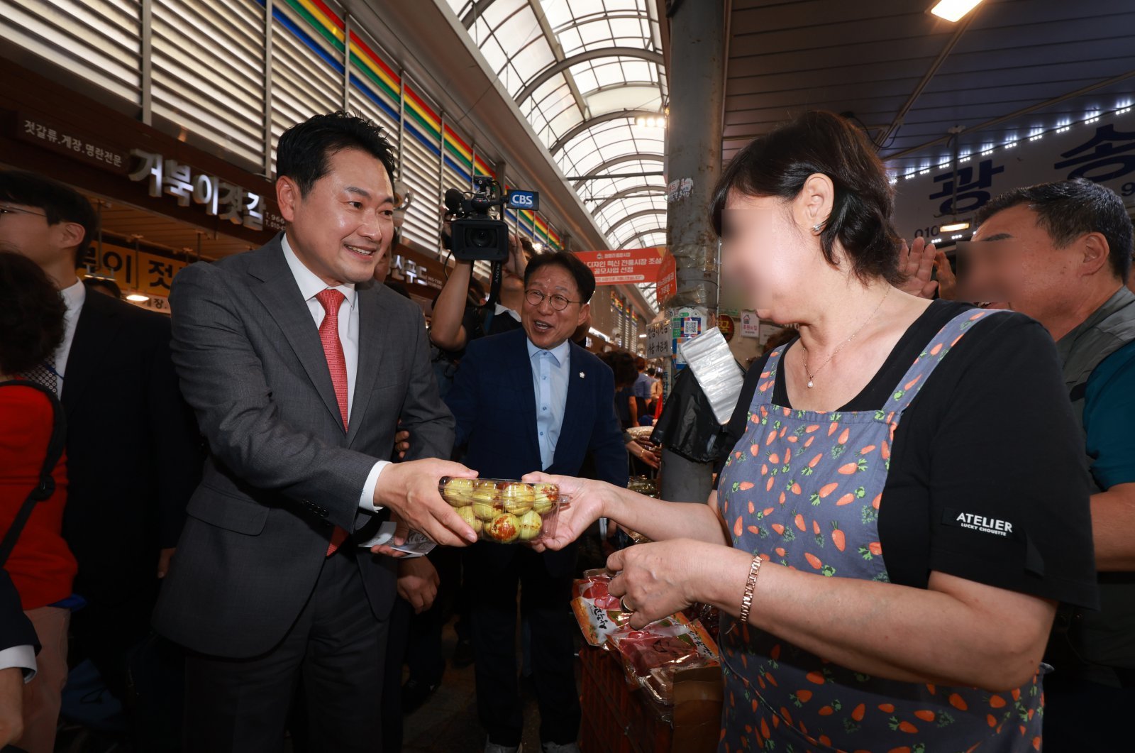 장동혁 국민의힘 대표가 2일 서울 경동시장을 찾아 추석 음식을 구매하고 있다. 2025.10.02. [서울=뉴시스]