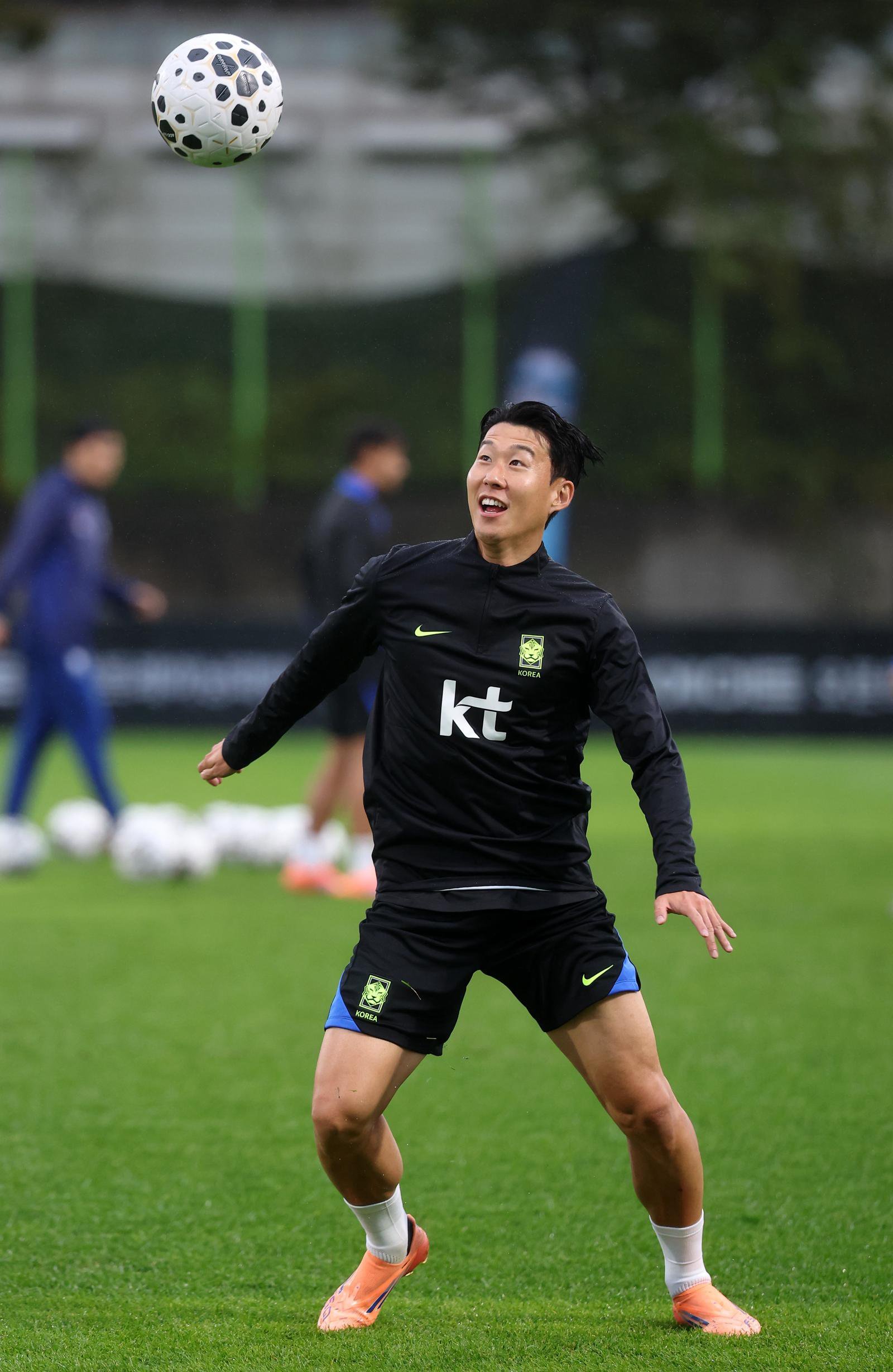 브라질과의 평가전을 앞둔 한국 축구 국가대표팀 주장 손흥민이 7일 경기 고양종합운동장 보조경기장에서 훈련을 하는 모습. 고양=뉴시스