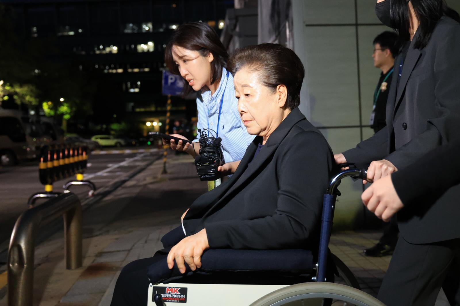 청탁금지법과 정치자금법 위반 등 혐의를 받는 한학자 통일교 총재가 22일 오후 서울 서초구 서울중앙지방법원에서 열린 영장실질심사(구속 전 피의자 심문)을 마친 뒤 법정을 나서고 있다. (공동취재) 2025.09.22. [서울=뉴시스]