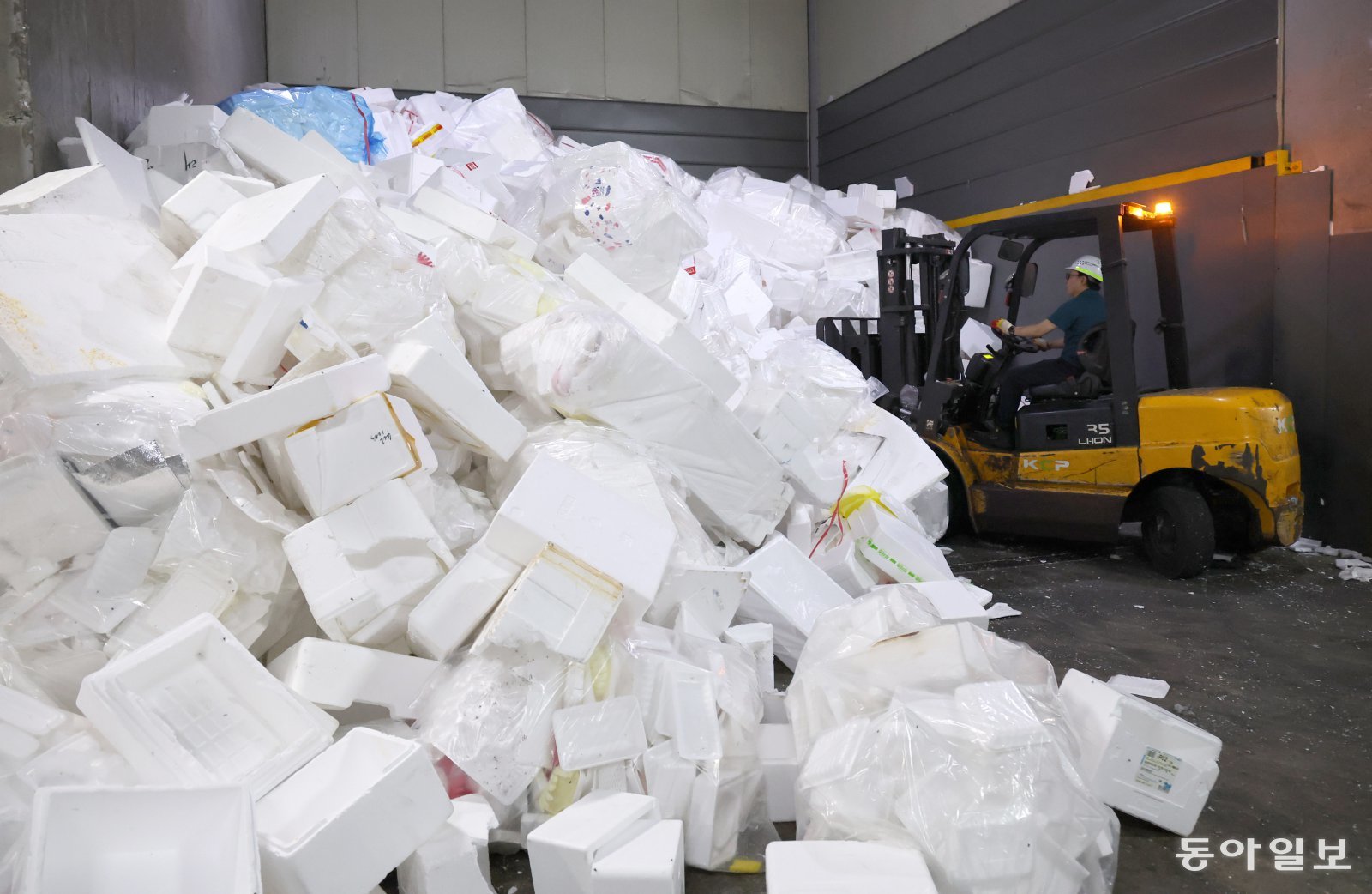 9일 오후 경기 하남시 환경기초시설 재활용선별장에서 직원들이 추석 연휴 동안 늘어난 스티로폼을 분류·처리하고 있다. 
하남=홍진환 기자 
jean@donga.com