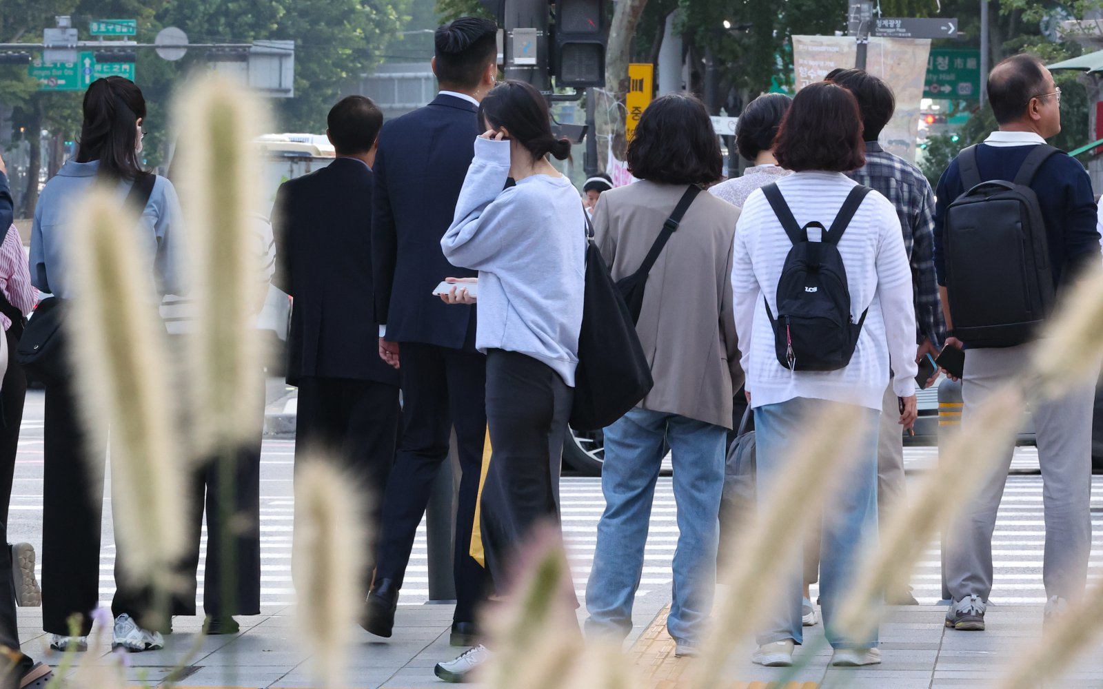 아침 최저기온이 15~20도, 낮최고기온은 23~27도로 일교차가 큰 날씨를 보인 29일 오전 서울 종로구 세종대로 사거리에서 긴 소매 차림의 시민들이 발걸음을 옮기고 있다. 2025.09.29. [서울=뉴시스]