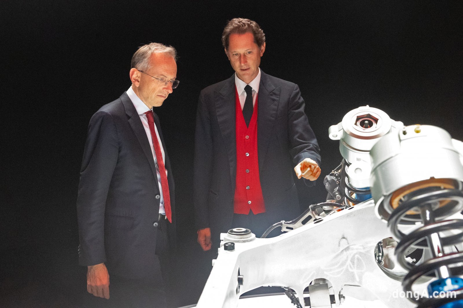 (왼쪽부터)베네데토 비냐 페라리 CEO와 존 엘칸 페라리 회장이 일레트리카 전기차 플랫폼을 살펴보고 있다.