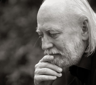 출처 크러스너호르커이 라슬로 공식 홈페이지