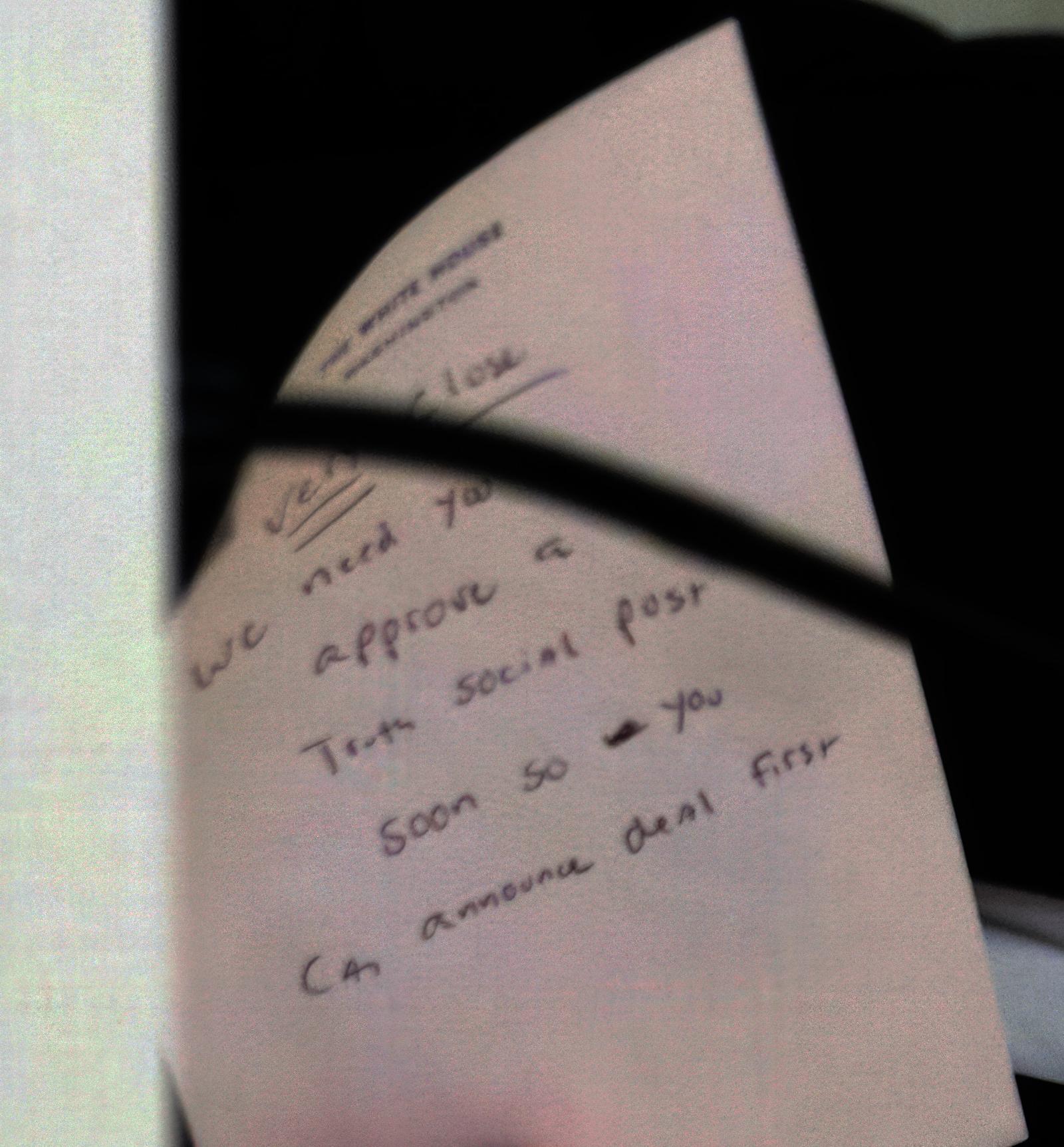 루비오 장관이 트럼프 대통령에게 전달한 관련 쪽지. 여기에는 “협상을 가장 먼저 발표하려면 트루스소셜에 게시물을 곧바로 올려야 한다”고 적혀 있다. 워싱턴=AP 뉴시스