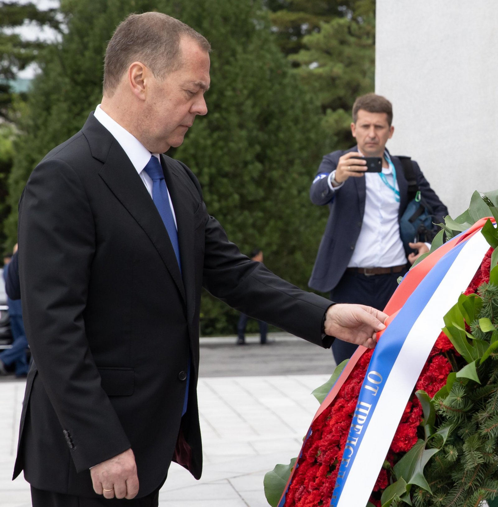 러 2인자, 만수대 헌화 러시아 대통령을 지낸 드미트리 메드베데프 러시아 국가안보회의 부의장이 같은 날 평양에 도착한 뒤 만수대에 있는 김일성 김정일 동상에 헌화를 하고 있다. 평양=AP 뉴시스
