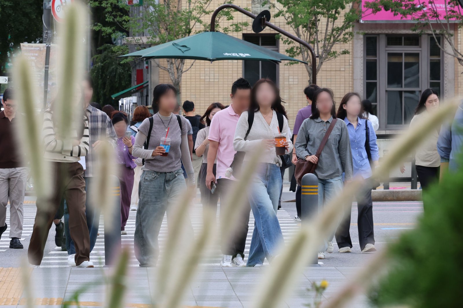 일교차가 벌어지며 선선한 가을 날씨를 보인 23일 오전 서울 종로구 광화문 사거리에서 직장인들이 출근을 위해 이동하고 있다. 2025.09.23 뉴시스