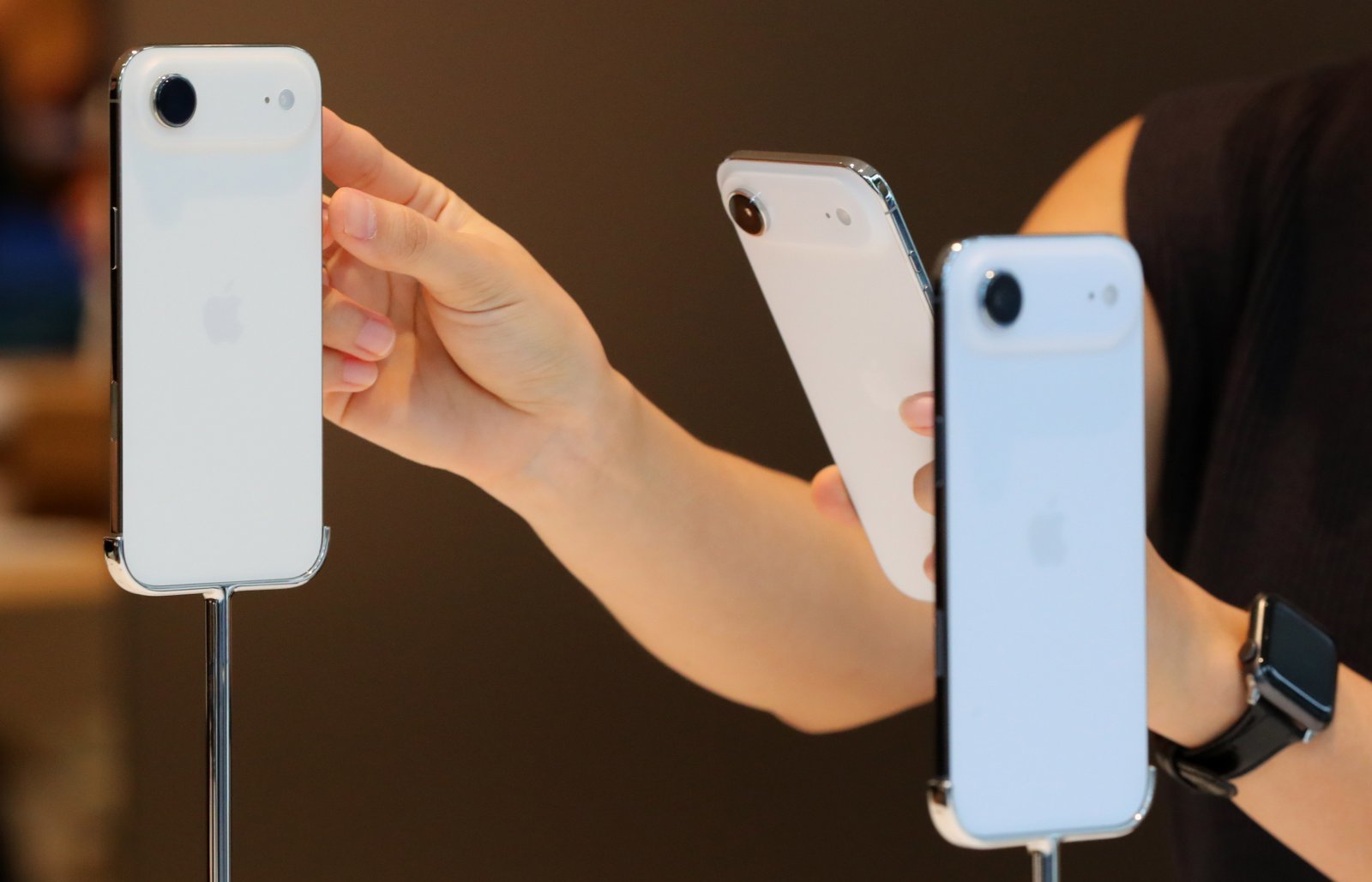 19일 서울 중구 명동 애플스토어에서 고객들이 애플 신제품 아이폰17 시리즈를 살펴보고 있다. 2025.09.19. [서울=뉴시스]