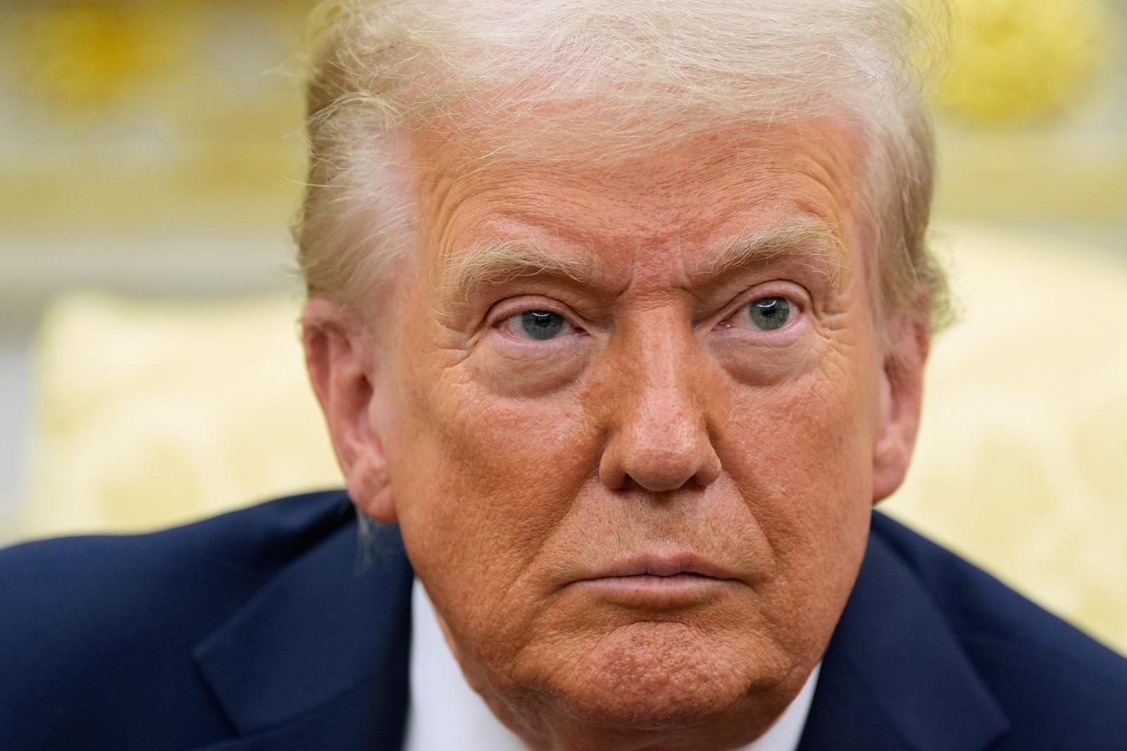 도널드 트럼프 미국 대통령이 9일(현지 시간) 백악관 집무실에서 알렉산데르 스투브 핀란드 대통령과 회담하고 있다. 워싱턴=AP/뉴시스