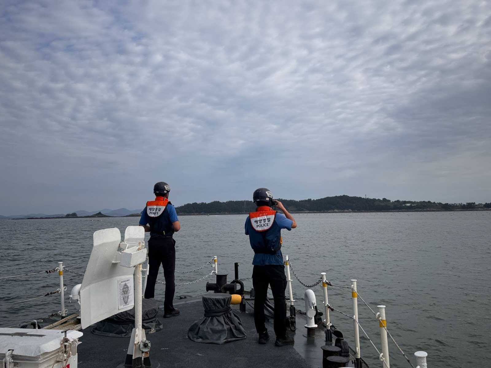 10일 오전 9시 13분께 군산시 옥도면 개야도 남쪽 약 500m 해상에서 2.8톤급 김 양식장 관리선을 타고 작업을 하던 선원 A 씨가 바다에 빠진 뒤 실종돼 해경이 수색 작업을 하고 있다.(군산해경 제공. 재판매 및 DB 금지)