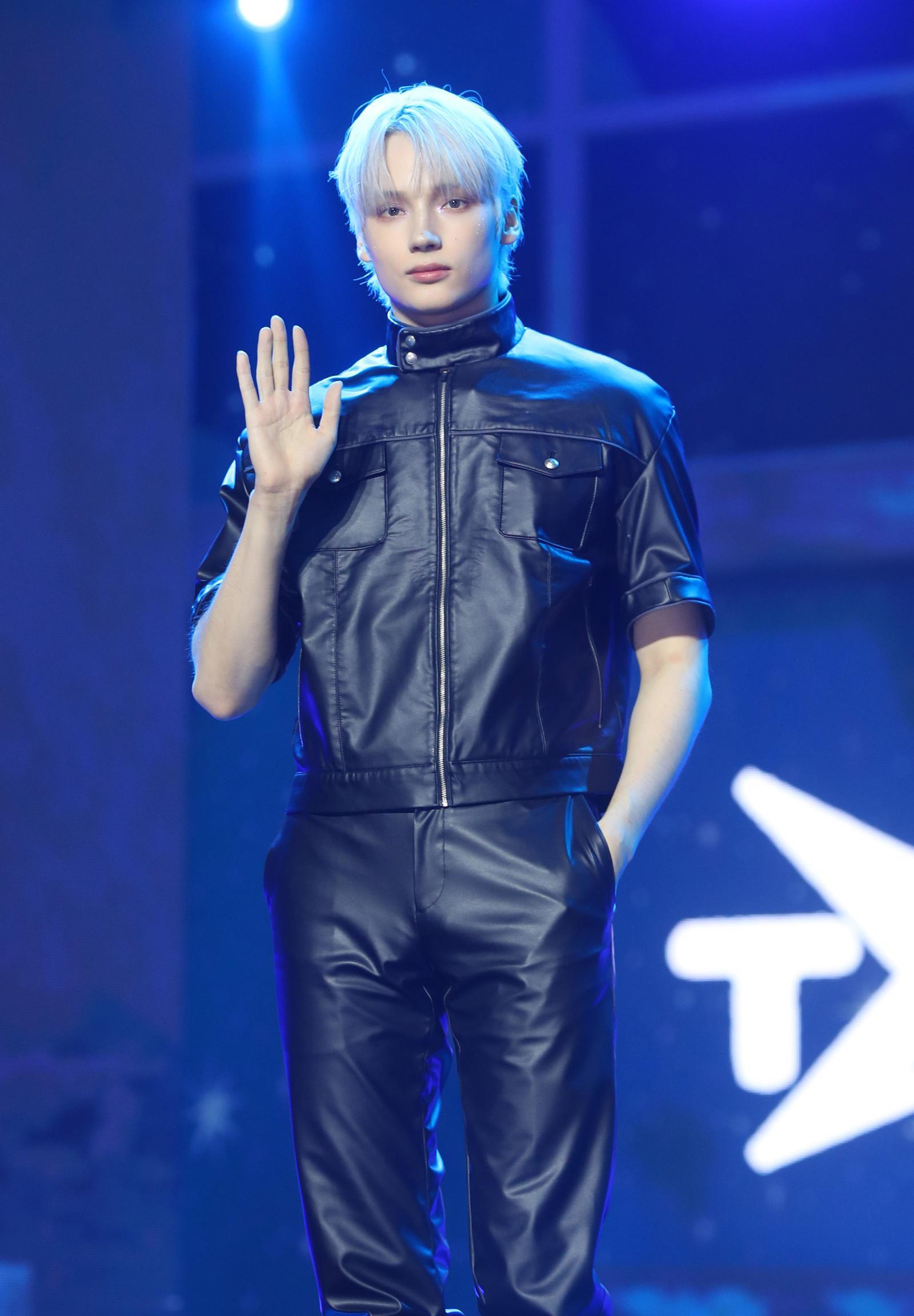 그룹 투모로우바이투게더 휴닝카이가 21일 오후 서울 동대문구 경희대학교 평화의 전당에서 열린 네 번째 정규앨범 ‘별의 장: TOGETHER’ 발매 기념 쇼케이스에서 포즈를 취하고 있다. 2025.07.21 뉴시스