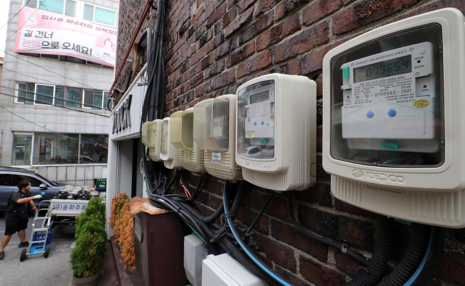 22일 서울 시내 한 주택가에 전기계량기가 작동되고 있다.  한국전력은 올해 4분기(9~12월) 적용될 연료비조정단가를 ‘킬로와트시(㎾h)당 5원’으로 유지한다. 연료비 조정단가는 2022년 3분기 이후 14개 분기 연속, 일반용 전기요금은 10개 분기 연속 동결되는 셈이다. 2025.09.22 뉴시스