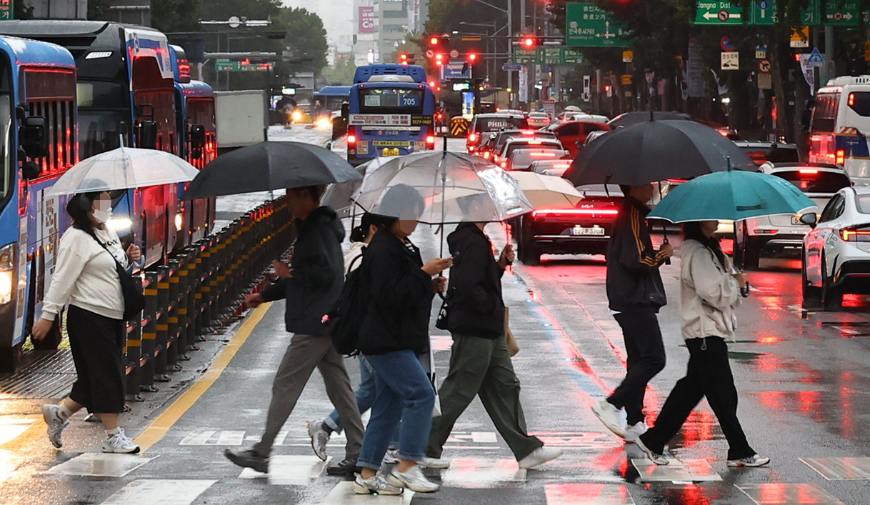 서울을 비롯한 수도권 곳곳에 비가 내리고 있는 10일 서울 종로구 세종대로 사거리에서 시민들이 우산을 쓰고 발걸음을 재촉하고 있다. 2025.10.10. [서울=뉴시스]
