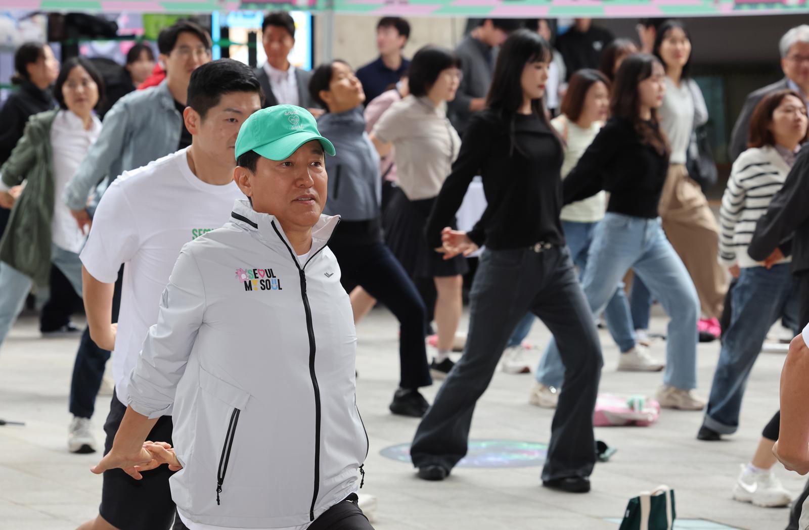 오세훈 서울시장이 10일 오전 서울 중구 동대문디자인플라자에서 열린 더 건강한 서울 9988, ‘한가위 확.찐.살. 확빼기’ 체력장에서 시민들과 몸풀기 체조를 하고 있다. 2025.10.10. 뉴시스