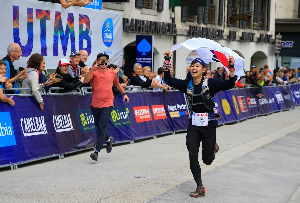 김영록 대표가 2019년 세계 최고의 트레일러닝 대회로 알프스산맥을 달리는 UTMB(울트라트레일몽블랑)에서 태극기를 흔들며 질주하고 있다. 김영록 대표 제공.