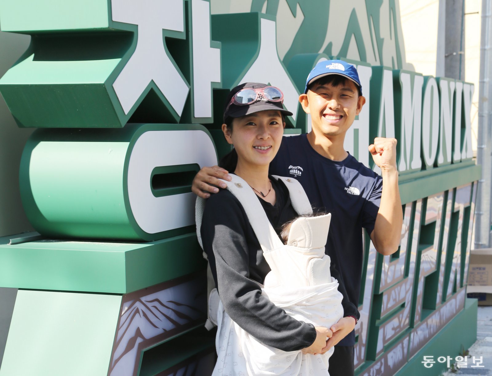 김영록 대표(오른쪽)가 생후 5개월여 된 딸을 안고 있는 아내 박하영 씨와 함께 최근 문을 연 ‘장수 샤모니 트레일 빌리지(Chamonix Trail Village)’ 사무실 앞에서 밝게 웃고 있다. 장수=양종구 기자 yjongk@donga.com