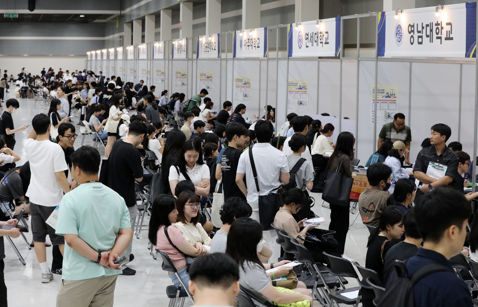 법학전문대학원 공동입시설명회를 찾은 학생들이 입학상담을 받고 있다. /뉴스1