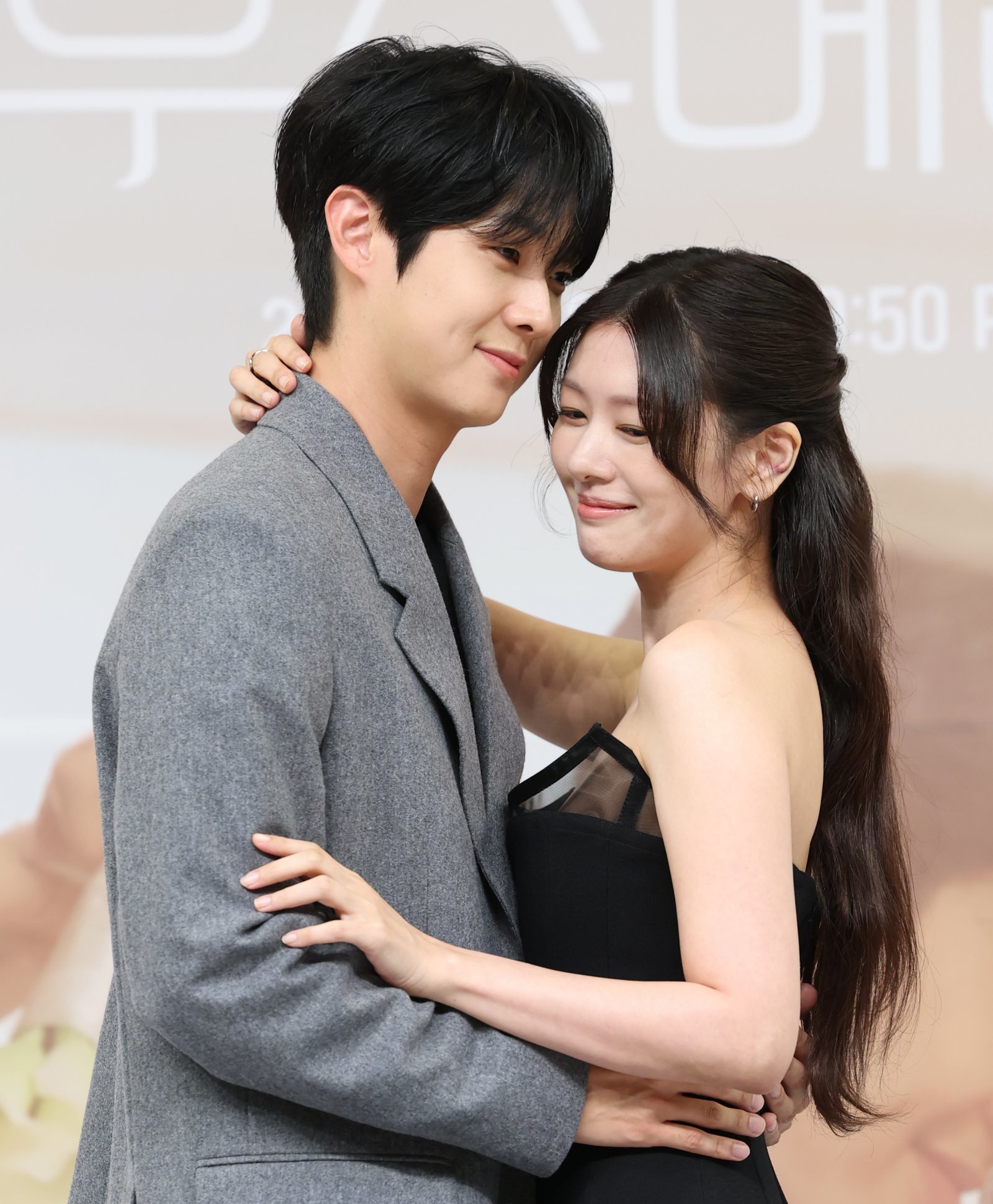 배우 최우식과 정소민(오른쪽)이 10일 서울 양천구 목동 SBS에서 열린 금토 드라마 ‘우주메리미’의 제작발표회에 참석해 포즈를 취하고 있다. ‘우주메리미’는 최고급 신혼집 경품을 차지하기 위해 90일간의 위장 결혼을 시작한 김우주(최우식 분)와 유메리(정소민 분)의 로맨스를 담은 드라마다. 2025.10.10/뉴스1