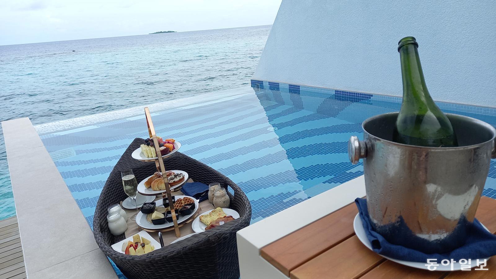 플로팅 조식을 객실 전용 수영장에 띄워 둔 모습.